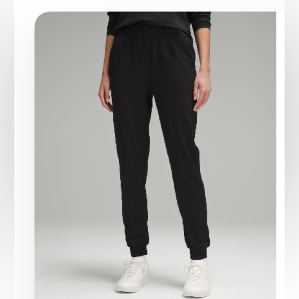 Like NEW! Lululemon Stretch Highrise Jogger Size 6 Only worn a few times.